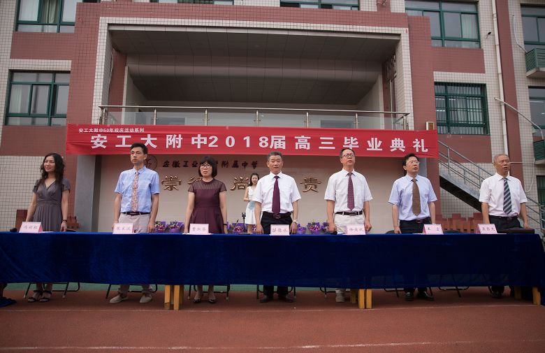 今天，马鞍山这所学校近千名学生聚集在操场，场面震撼！