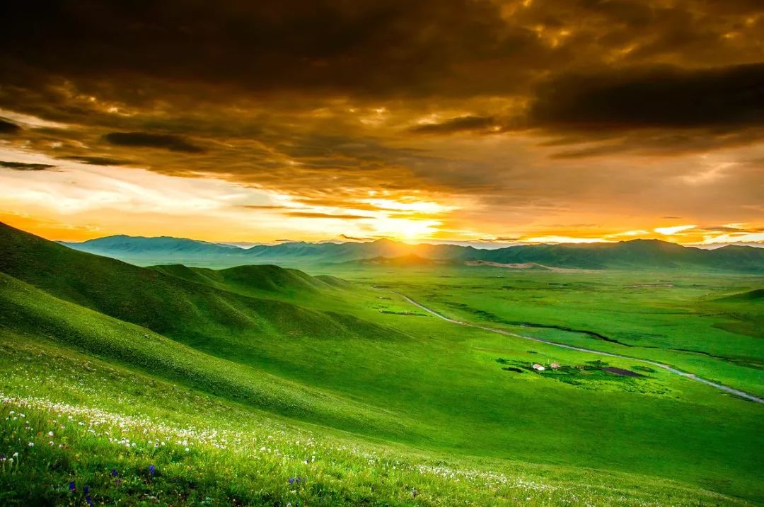 连绵的群山、广袤的草原、蜿蜒的河流……它就是独一无二的若尔盖