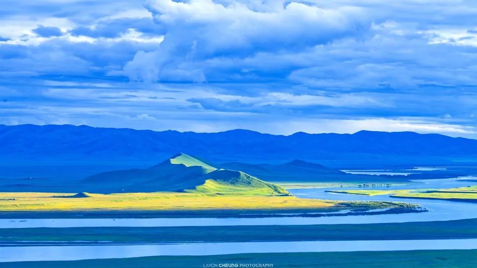 连绵的群山、广袤的草原、蜿蜒的河流……它就是独一无二的若尔盖