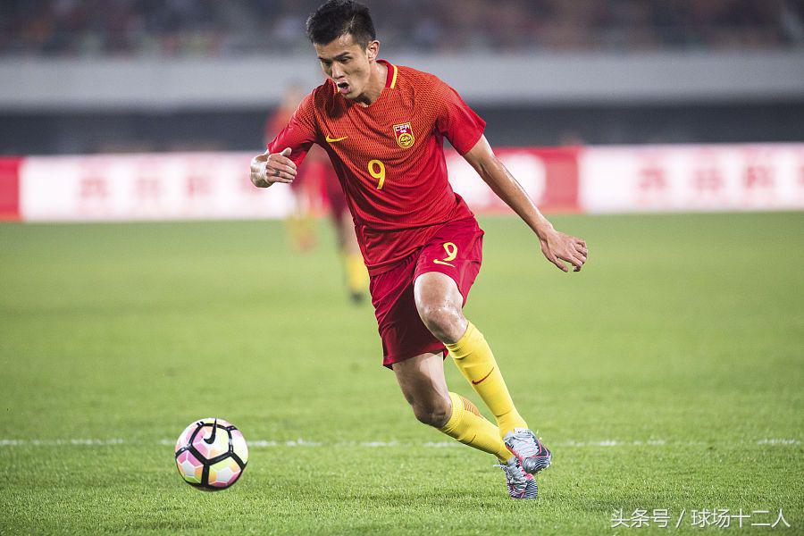 国足飞身红牌名场面,国足红牌全场欢呼