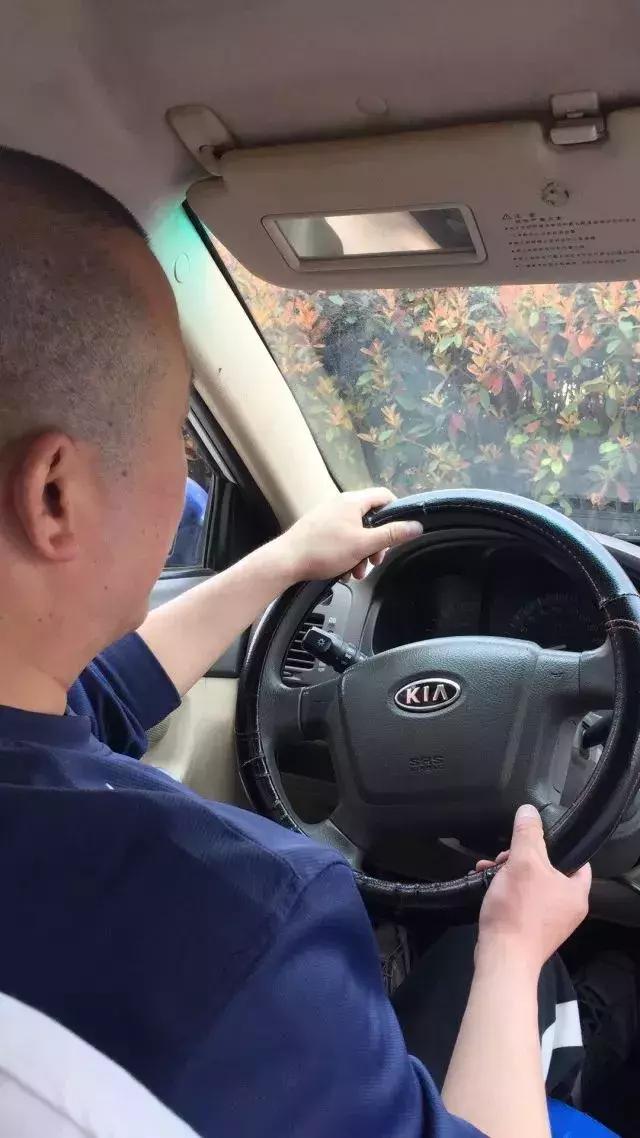 女子深夜在偏僻处下出租车，这位“的哥”的举动暖哭了！