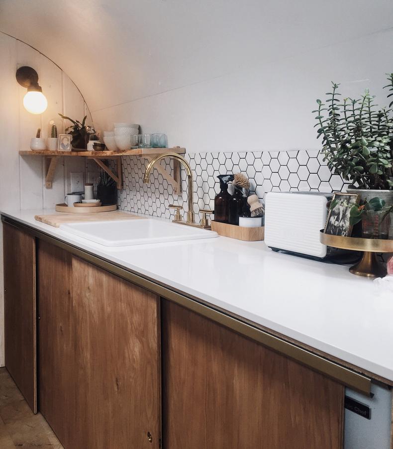 废旧拖车大变身，看小两口造出一个北欧家