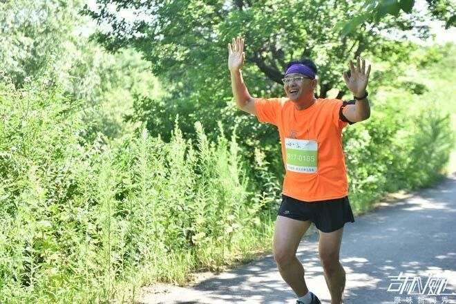 跑马拉松后他减重30多斤戒烟戒酒,55岁跑马拉松