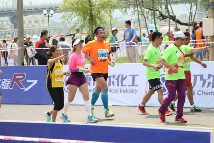 跑马拉松后他减重30多斤戒烟戒酒,55岁跑马拉松