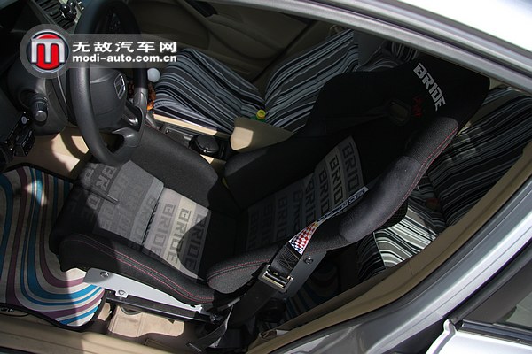 这个聚会里面没有一辆合法的车！