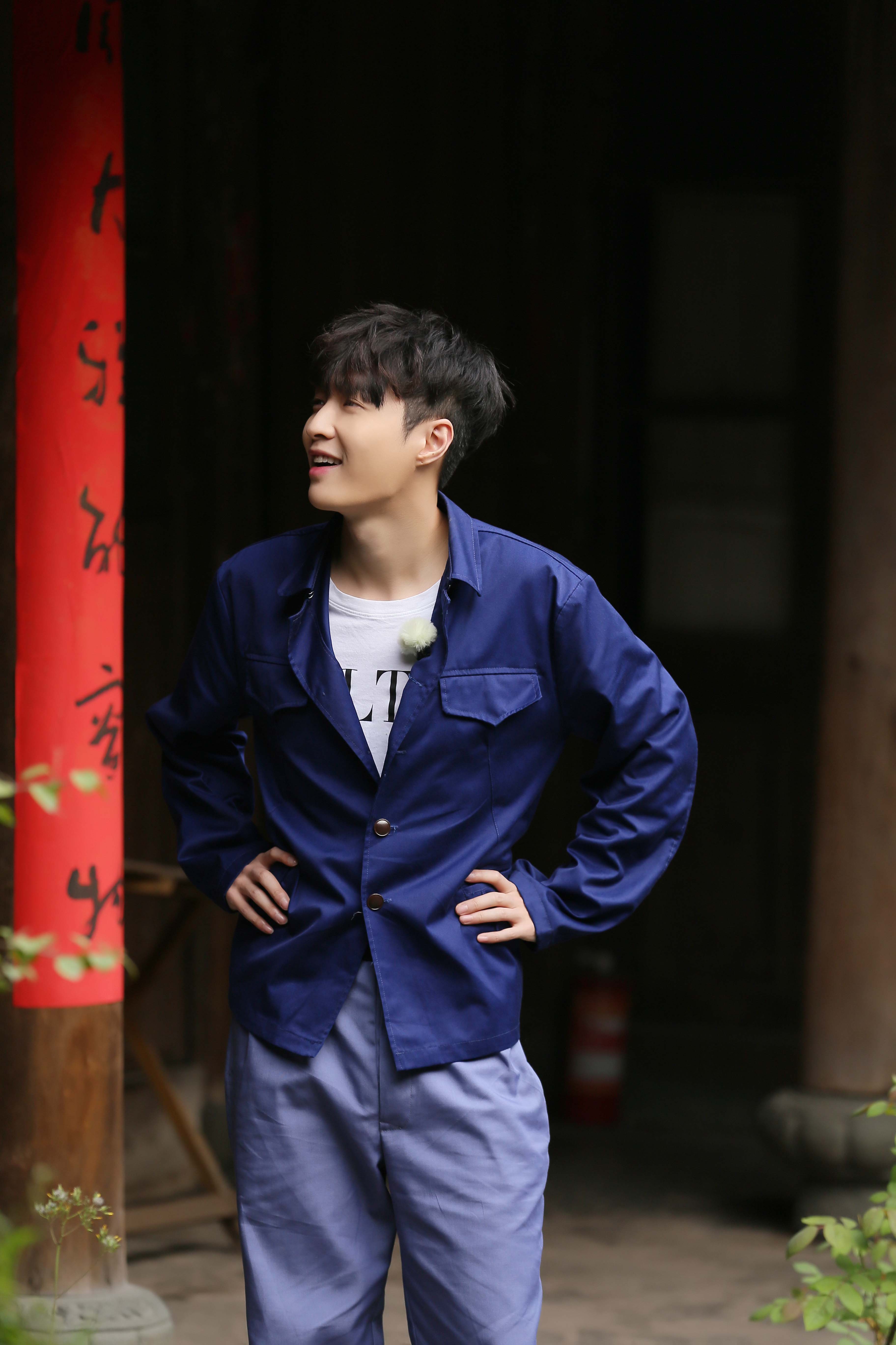 张艺兴极挑时期照片,张艺兴极挑第一季被抢箱子