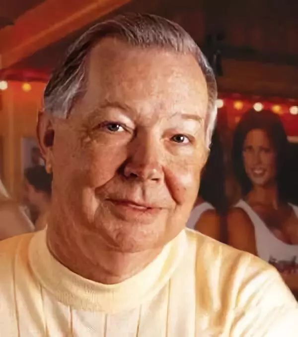 借胸上位的美国版“海底捞”，年入10亿美元，却差点毁在1件小事上…………