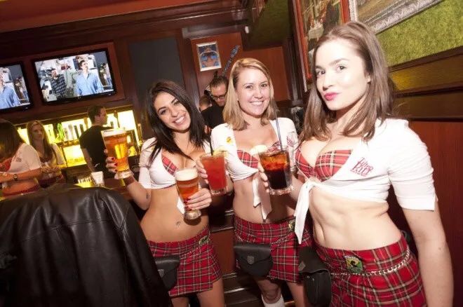 借胸上位的美国版“海底捞”，年入10亿美元，却差点毁在1件小事上…………