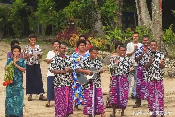 去了夏威夷才知道女人不用穿bra,去了斐济才知道,男人不爱穿裤子