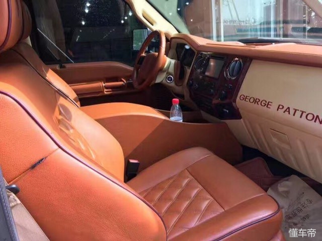 加油站遇到一台狠车,太霸气了,车主:一公里油钱得3块!