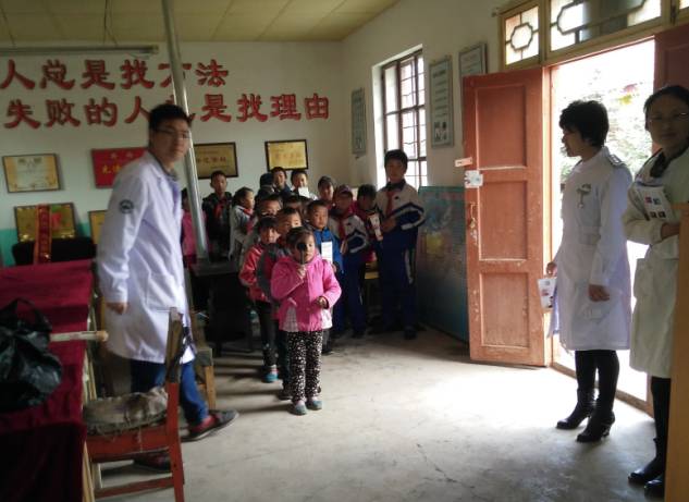 外伤眼睛肿了热敷还是冷敷好,眼睛打肿了是冷敷还是热敷好