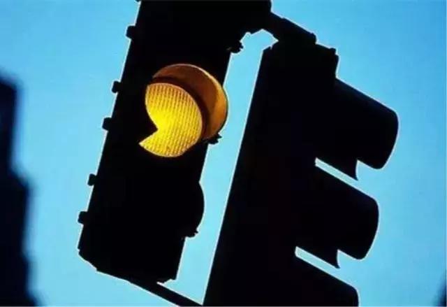 闯红灯过了中线刹停算不算闯红灯,红灯亮起越过或压线是不是闯红灯