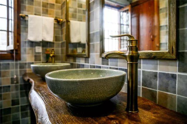 雪浪山花海几步之遥，藏着一个可骑马飚车还风景如画的山庄