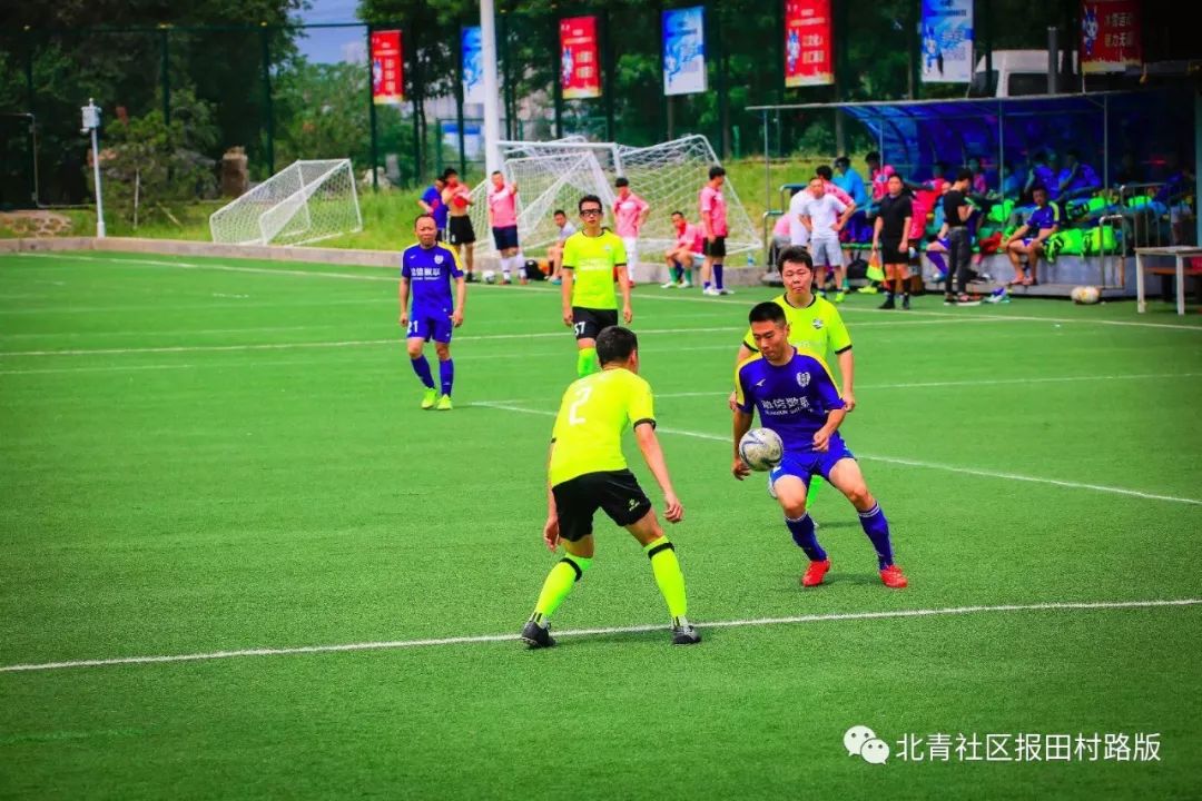 田村路山地足球联赛四强产生公务员球队和居民球队上演强强对抗