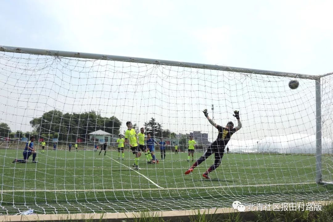 田村路山地足球联赛四强产生公务员球队和居民球队上演强强对抗