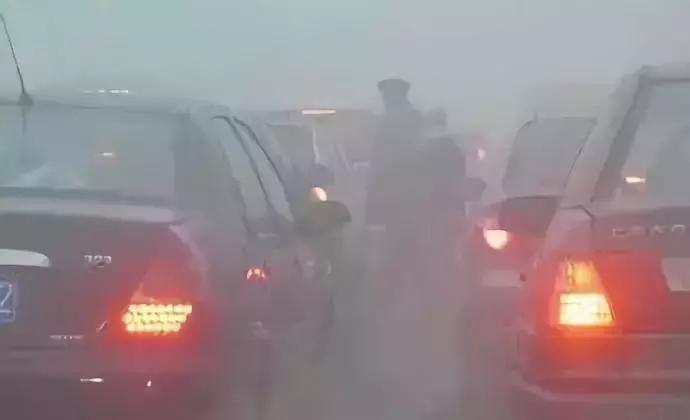 下雨天开雾灯还是双闪交警说法,下雨天开雾灯还是双闪