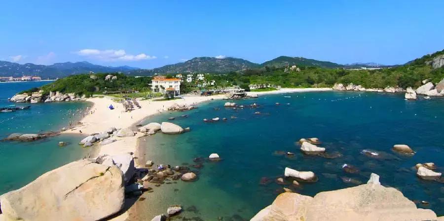 巽寮湾(读:xùnliáowān是粤东数百公里中海水最洁净海湾之一