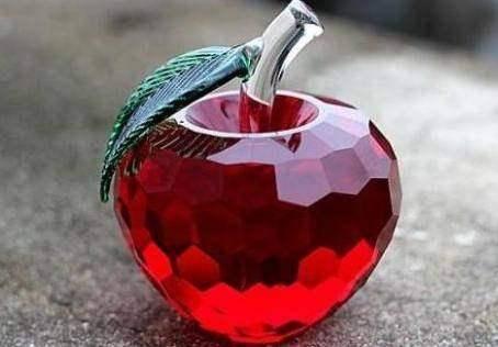 古代人们用水晶占卜，下面哪个苹果是玻璃的，看你什么时候能挣钱