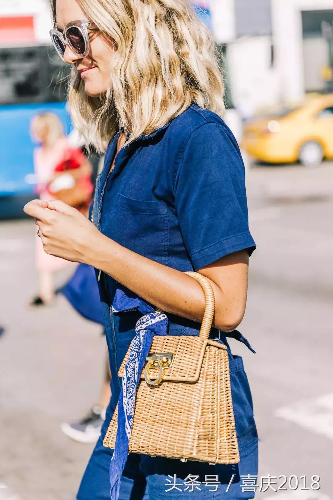 玫红色包包配什么颜色衣服好看,雾霾蓝包包配什么颜色衣服好看