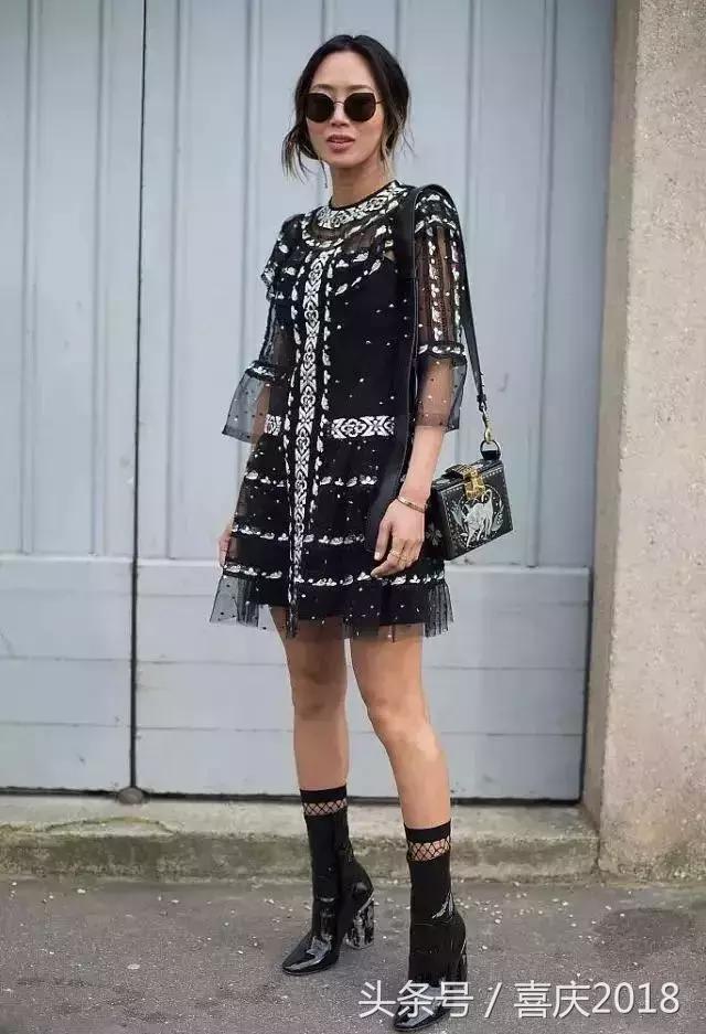 玫红色包包配什么颜色衣服好看,雾霾蓝包包配什么颜色衣服好看