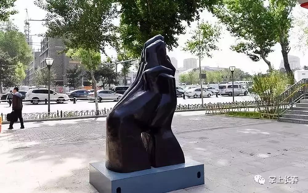 21组精美雕塑沿着长马赛道铺开，告诉我你看到了谁，我就知道你跑到了哪儿