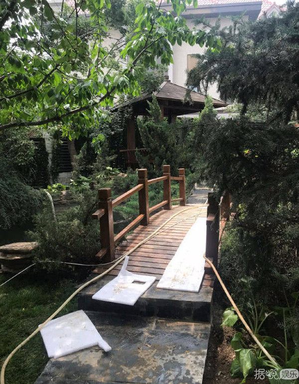 带有足球场的别墅,足球场别墅效果图