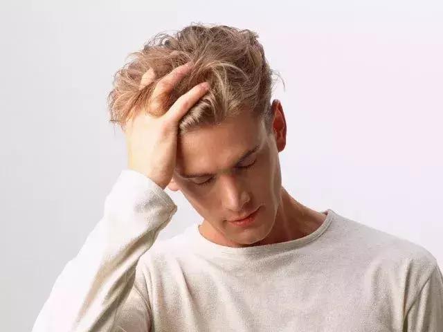 怎么用抓夹抓头发,发泥抓头发步骤