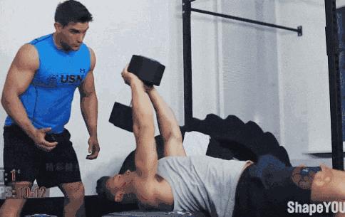 男人胸肌胀起来,男人胸肌撑起西装