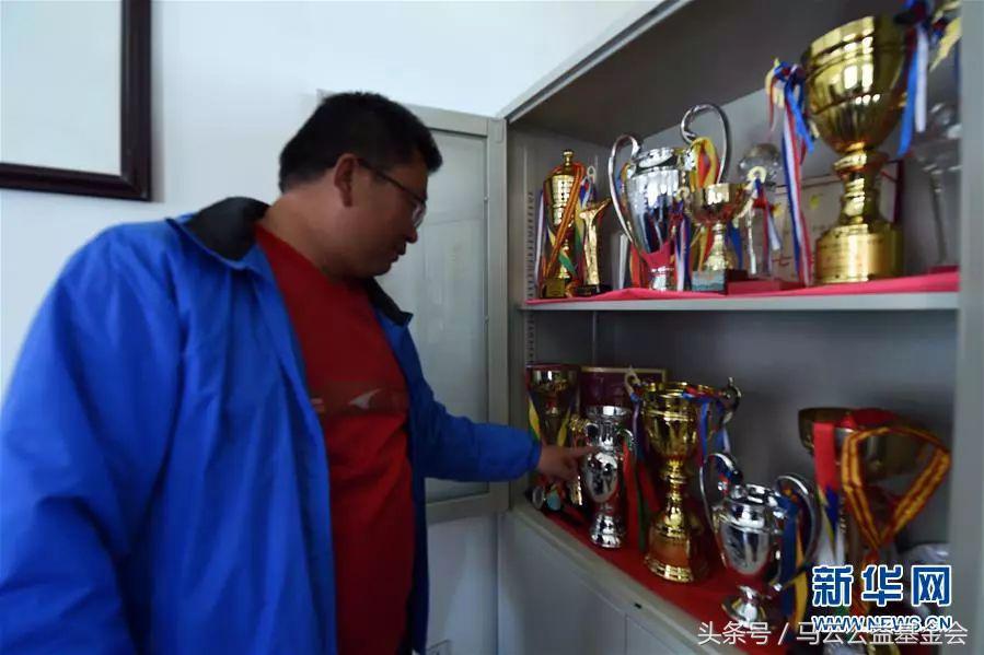 在这所乡村小学,谁学习好就会被校长拉去踢球,原因竟是……