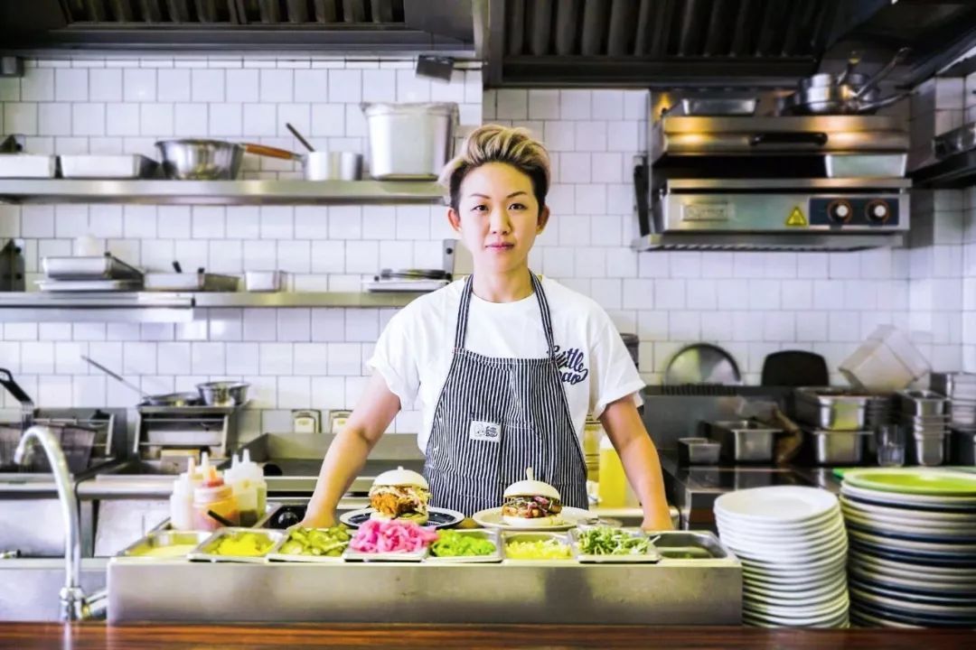 香港女孩卖包子一个70块，照样有人愿意花40分钟排队买，凭什么？