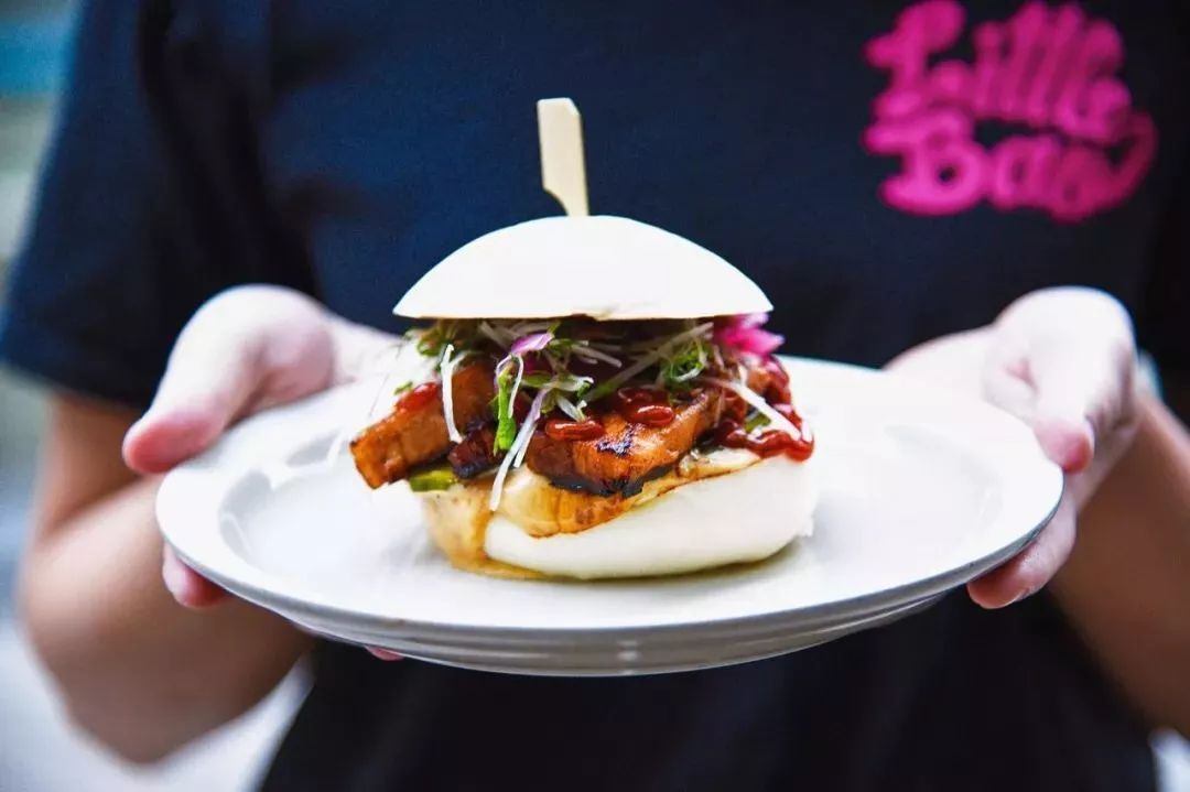 香港女孩卖包子一个70块，照样有人愿意花40分钟排队买，凭什么？