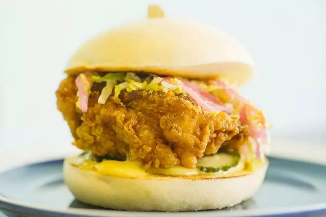 香港女孩卖包子一个70块，照样有人愿意花40分钟排队买，凭什么？