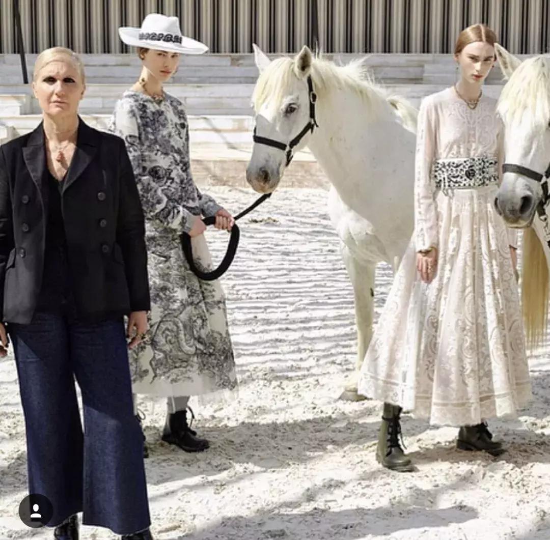 杨采钰迪奥马鞍包,杨采钰出席活动红裙惊艳十足