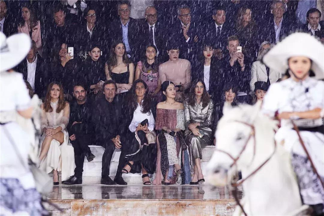 杨采钰迪奥马鞍包,杨采钰出席活动红裙惊艳十足