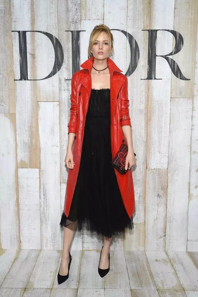 杨采钰迪奥马鞍包,杨采钰出席活动红裙惊艳十足