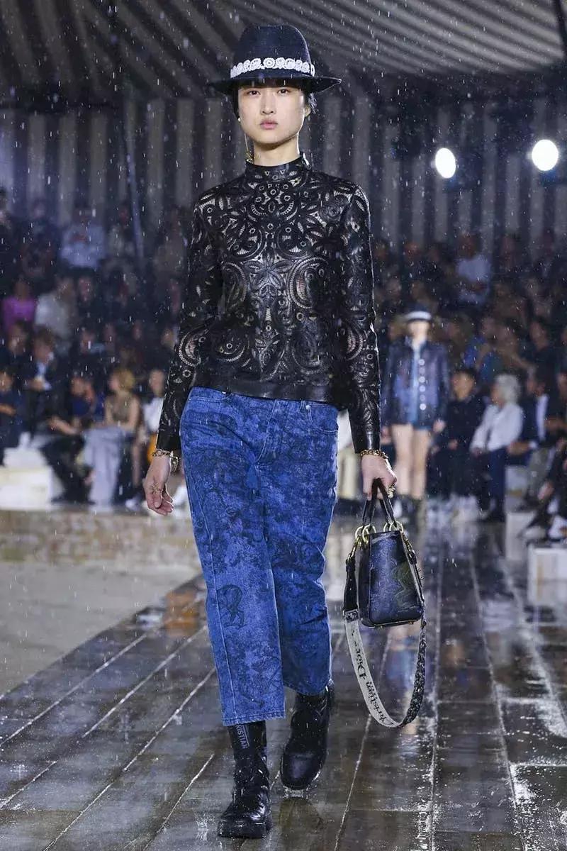 杨采钰迪奥马鞍包,杨采钰出席活动红裙惊艳十足