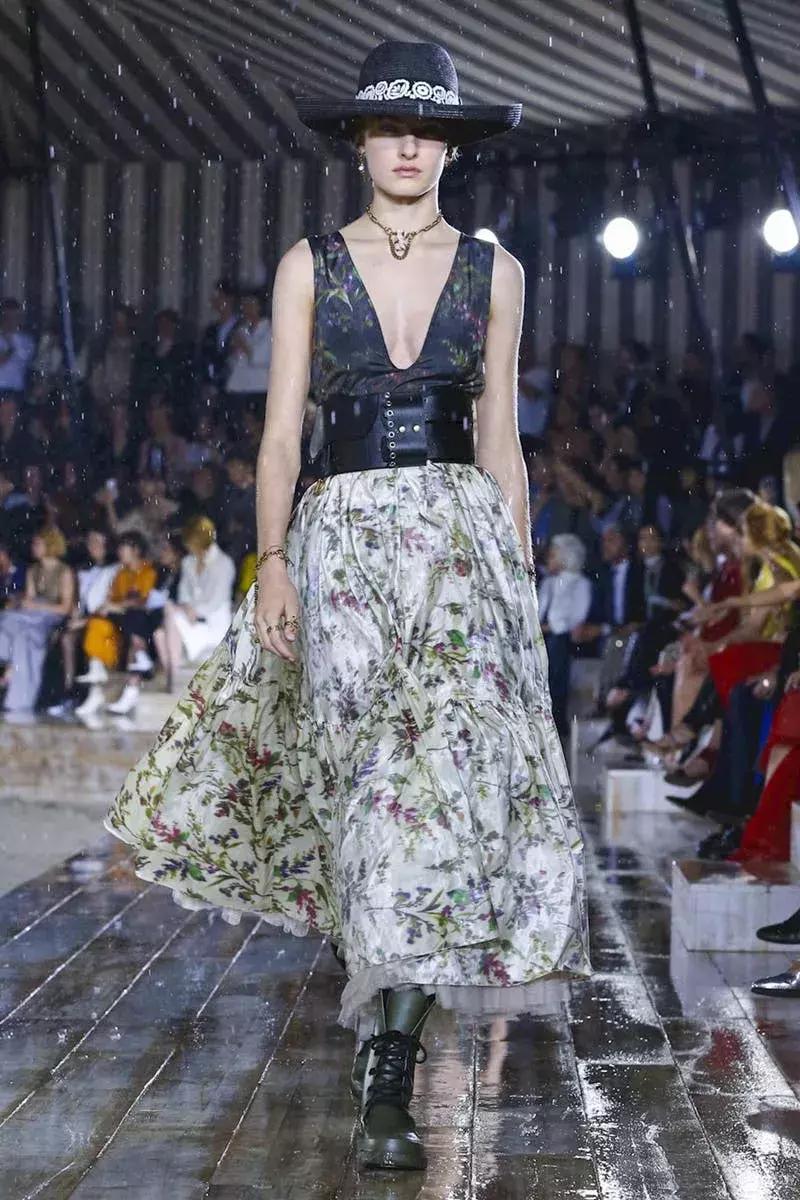 杨采钰迪奥马鞍包,杨采钰出席活动红裙惊艳十足