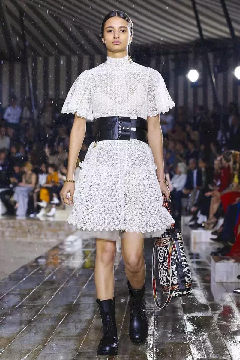 杨采钰迪奥马鞍包,杨采钰出席活动红裙惊艳十足