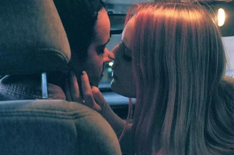 拍腿、拍bra、拍裸照,一个放飞自我的女孩