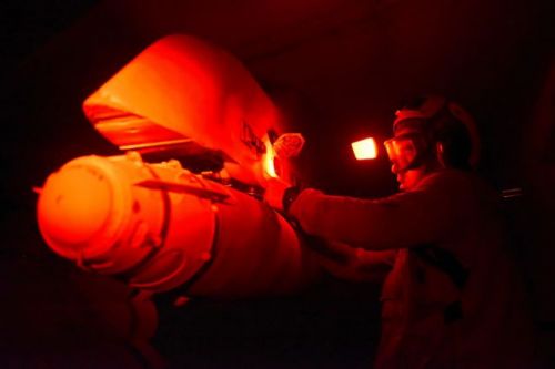 航母夜间打开探照灯,航母夜间起舞