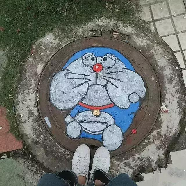 30所职校为井盖“整容”，以画会友，你的学校技术如何？