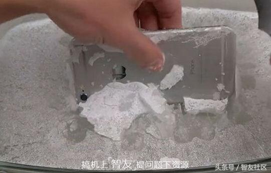 为什么低温手机会自动关机,手机在高温的情况下会自动关机吗