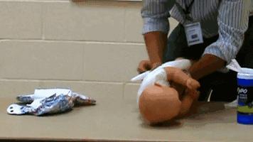 卧床老人换纸尿裤技巧,正确换纸尿裤的方法