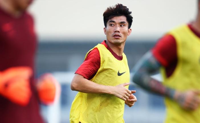 郑智断腿西塞后有被罚下吗,被郑智铲断腿的西塞是主教练吗