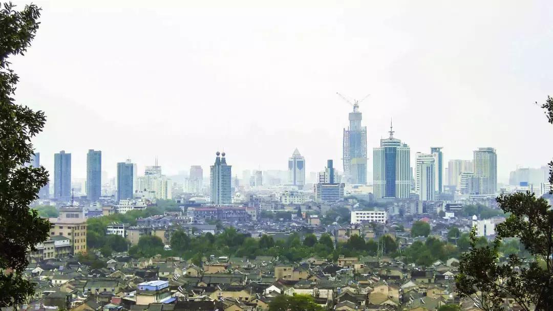 镇江跟青岛哪个城市比较好,镇江市在哪个城市