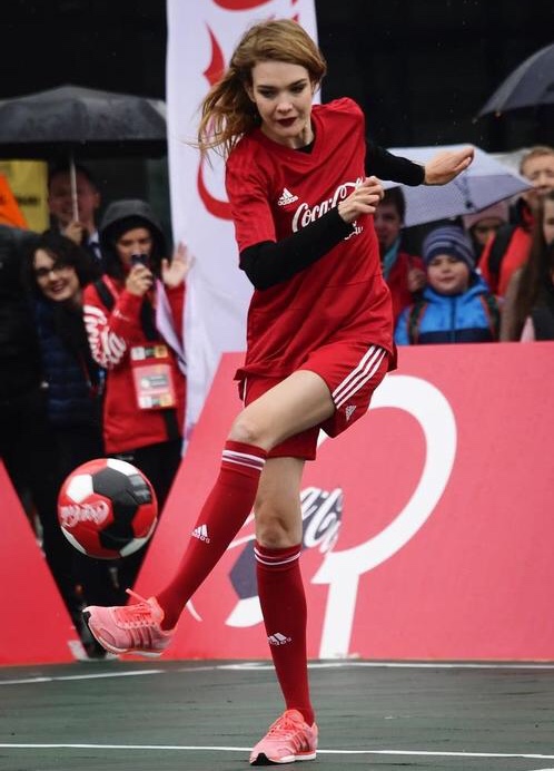 懂球的世界杯足球大使美貌与足球智慧并存，曼联球员她最爱博格巴