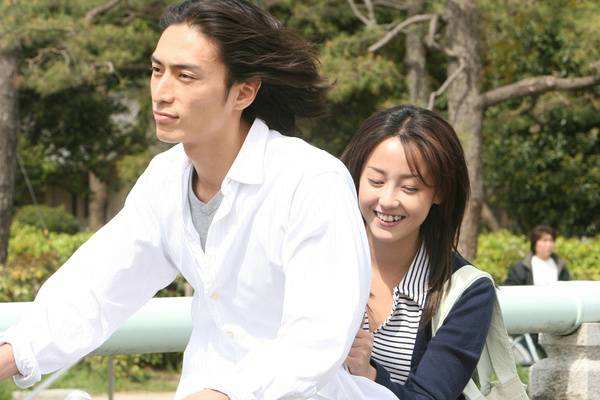 我有家庭爱上一个离婚女人该咋办,我爱上一个离婚的女人该怎么做