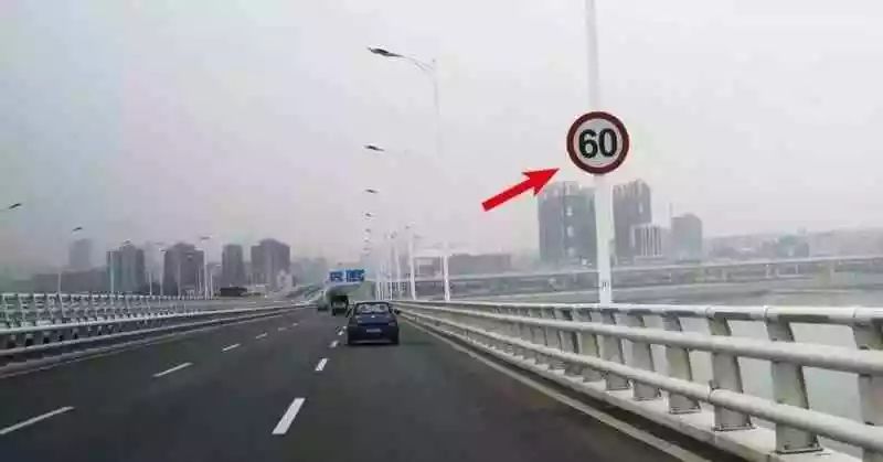 怎么判断摄像头是拍违章还是超速,摄像头如何闪才算违章