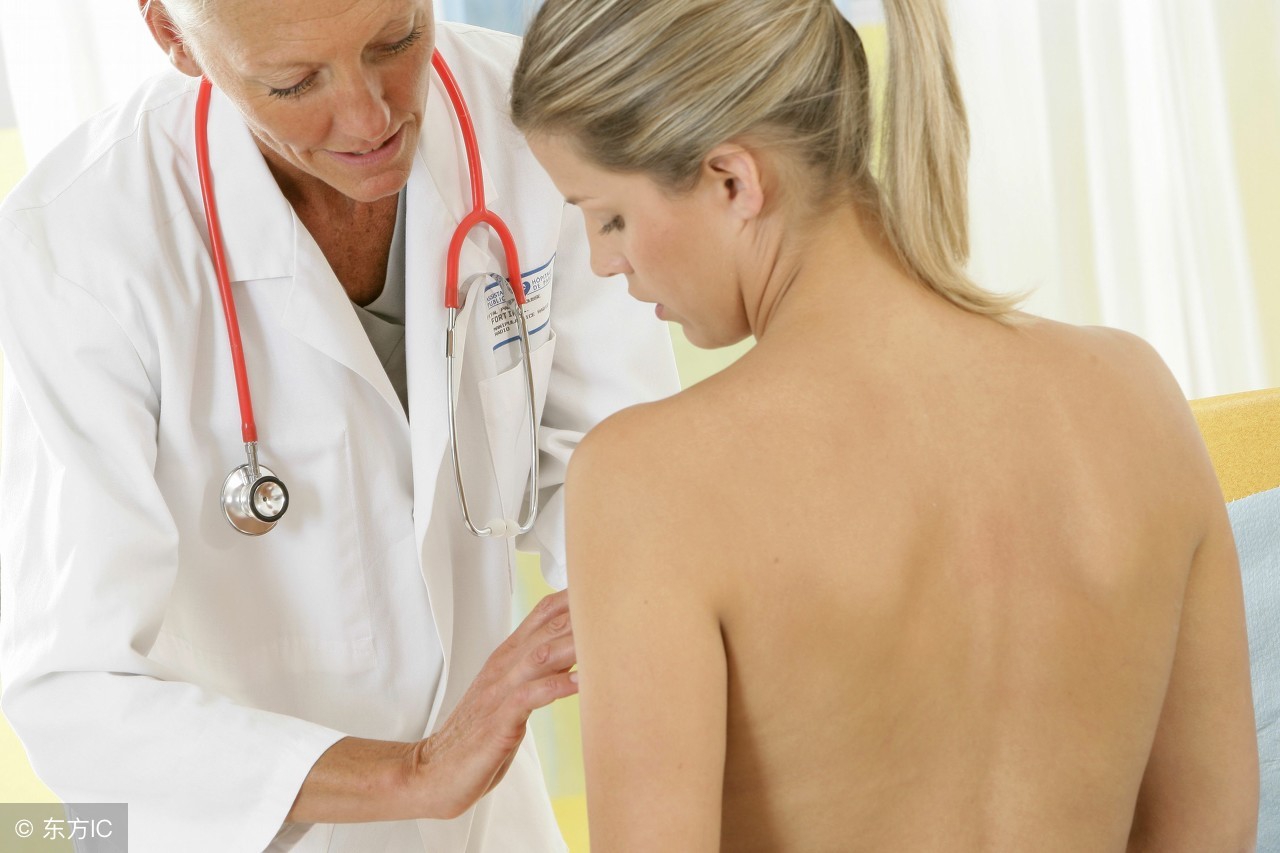 乳房里摸到横着的像肋骨长条肿块,乳房外侧摸到硬物是肋骨还是肿块