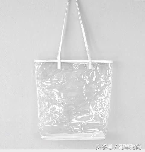 北方大妈洗澡堂专用包？PVC包包今年很“热”